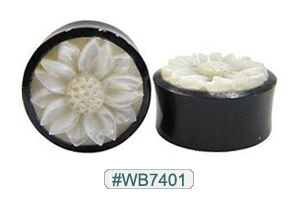 WB7401 Blackhorn Plug with White Shell Flower