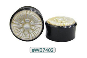 wb7402 Blackhorn Plug with White Shell Flower